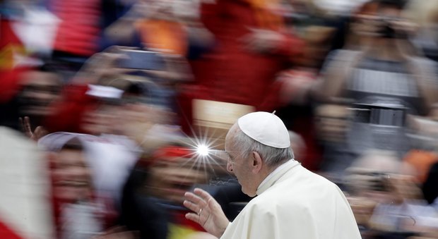 Papa Francesco: «Democrazia a rischio se continua a prevalere la logica del profitto»