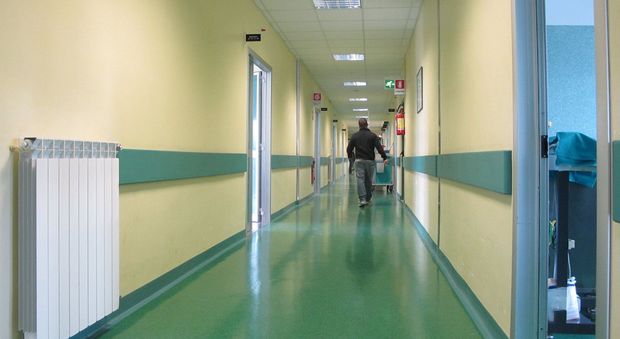 Incredibile in Abruzzo, mancano i posti letto: il paziente appena operato dorme nella stanza dei morti