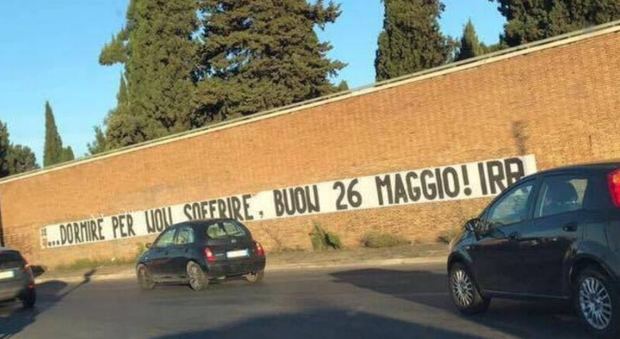 Lazio, striscioni in tutta Roma: «Buon 26 maggio». Lo sfottò in ricordo della Coppa Italia 2013