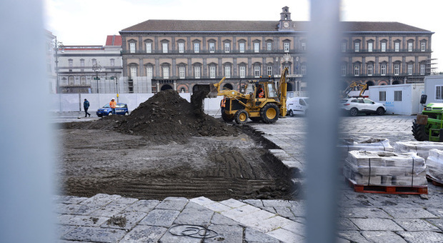 Napoli, il monito De Luca: «Piazza Plebiscito, riprendere subito i lavori»
