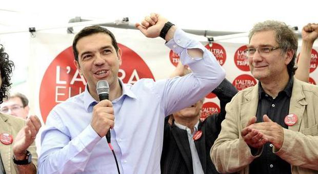 L'anticonformismo sobrio di Tsipras, niente cravatta e camicia aperta