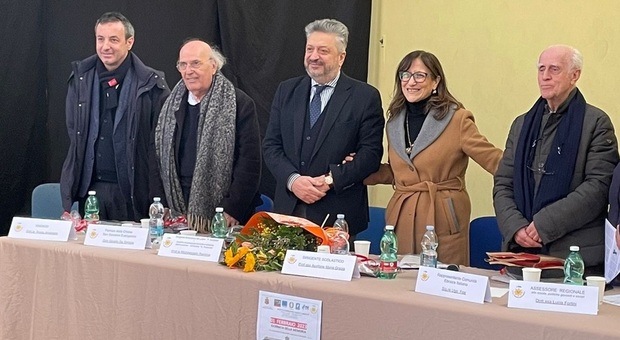 Da destra Ugo Foà, i dirigenti scolastici Avallone e Riemma, il parroco don Ginetto, il sindaco Russo