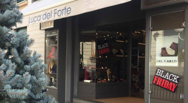 «Vuoi provare le scarpe? Paga 20 euro»: il negozio di lusso e la trovata contro i "furbetti" dello shopping