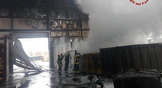 Incendio di 2 cassoni nel capannone di un'azienda di smaltimento rifiuti