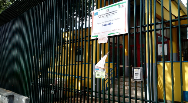 Bomba d'acqua su Napoli, scuola chiusa per infiltrazioni dopo i lavori fatti in estate