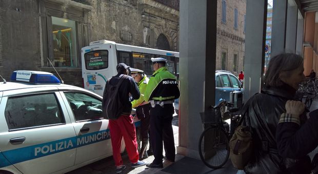 Pesaro, mendicanti e parcheggiatori: già 128 le multe in soli dieci mesi