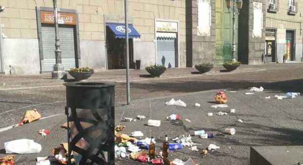 Rifiuti a Napoli, la spazzatura del sabato sera a due passi dal Comune in piazza Municipio
