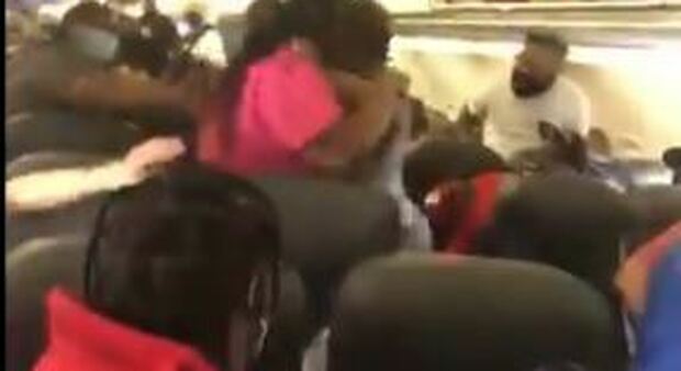 Due donne litigano ferocemente a bordo di un aereo perché una delle due si rifiuta di indossare la mascherina - VIDEO