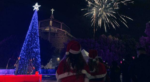 Roma, acceso l'albero di Natale in periferia: è alto undici metri