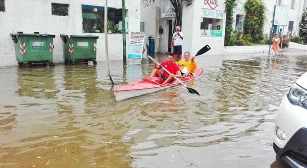 Bomba d'acqua ad Alghero, strade allagate: cittadini in canoa