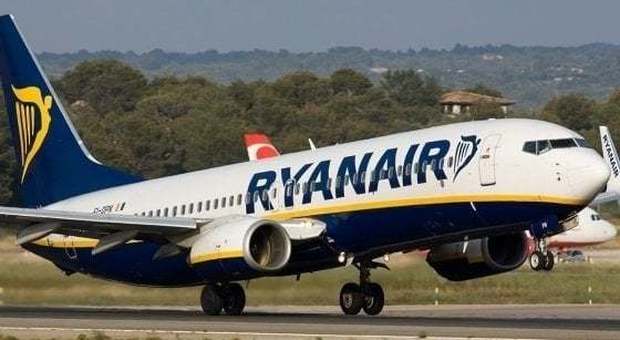 Ryanair, addio bagaglio a mano gratis dal primo novembre: le nuove tariffe
