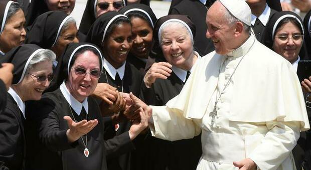 Papa Francesco prende in giro le suore (con una parola sessista): «Siete madri, non zitelle»