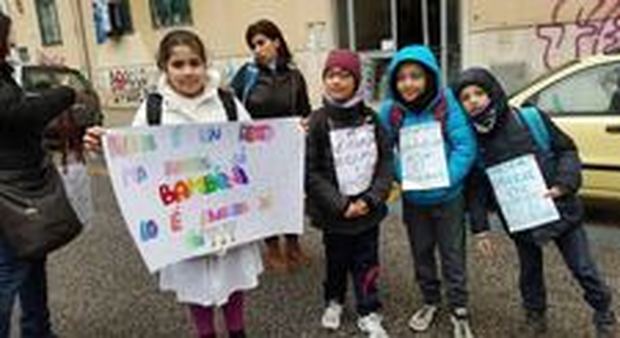 Napoli. Girotondo di bimbi e genitori dopo il raid a scuola: «Chiediamo più sicurezza»