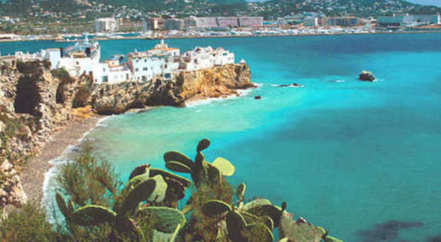 Biglietti aerei a peso d'oro: così i turisti sono tornati da Ibiza