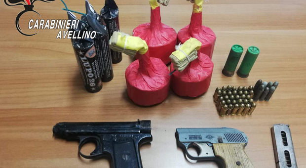 Pistole, munizioni e bombe carta in casa: arrestati padre e figlio