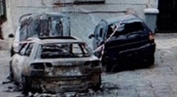 Tre auto distrutte con il fuoco nel Napoletano: è incendio doloso