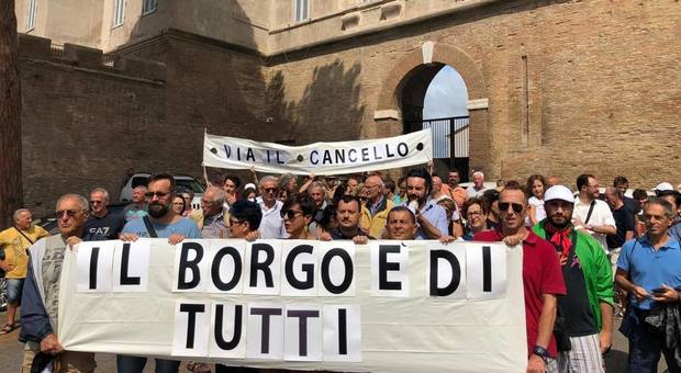 Una protesta di cittadini all'ingresso del Borgo di Pratica di Mare vicino a Pomezia