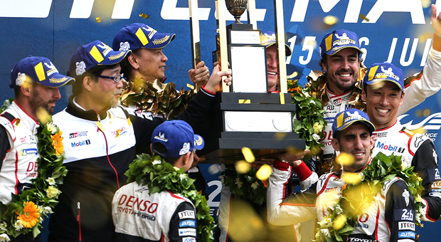 Fernando Alonso festeggia la vittoria alla 24 Ore di Le Mans con la Toyota