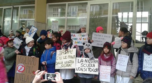 Napoli. Bimbi e genitori protestano dopo il raid: «Giù le mani dalla nostra scuola»