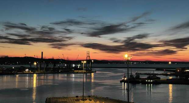 Una suggestiva immagine del porto di Ancona al tramonto