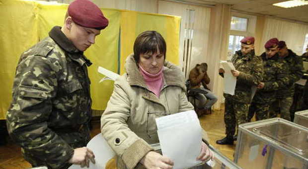 Ucraina, Kiev apre un'inchiesta sul voto separatista filorusso. Mogherini: «Elezioni illegali»