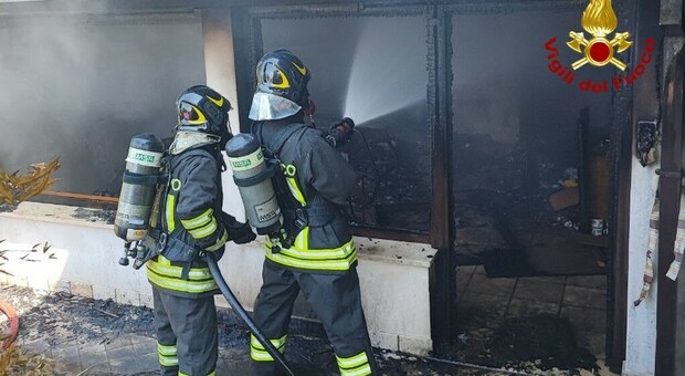 Brucia la taverna di un’abitazione a Castions di Zoppola, immediato l’intervento dei pompieri