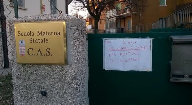 Il cartello affisso oggi sulla porta della scuola materna Cas a Udine