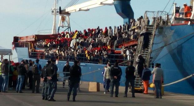 Migranti, in 465 sbarcati a Taranto dopo il salvataggio in Libia