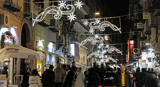 Patto tra Comune e commercianti: Napoli avrà le luminarie di Natale