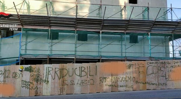 Avigliano Umbro, scritte contro la polizia e lo Stato nel cantiere edile: denunciati tre ragazzi del posto