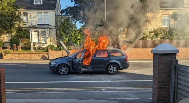 L'auto esplode all'improvviso e prende fuoco, bimbo di un anno salvo per miracolo: genitori sotto choc