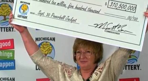 Powerball, una donna vince il jackpot da 310 milioni di dollari