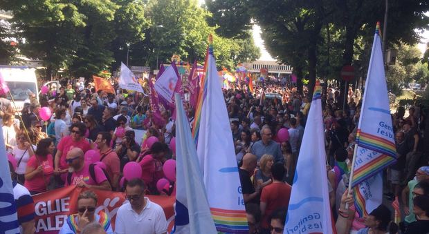 L'Onda Pride invade la città Arrivate seimila persone