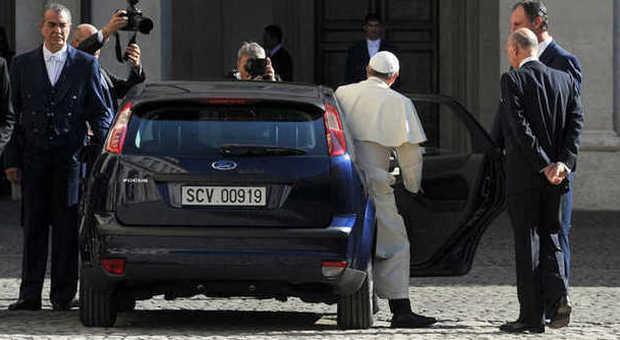 Papa Francesco sale sulla Ford Focus con la targa della Città del Vaticano dopo la visita al Quirinale