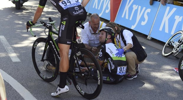 Tour de France, frattura a una scapola: Cavendish costretto al ritiro