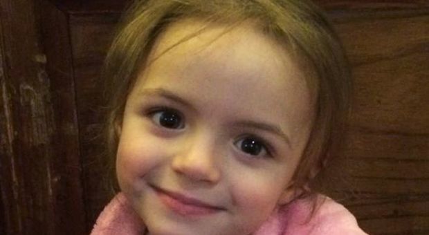 Bimba di 4 anni trovata morta sul tavolo del giardino di casa, la mamma in manette