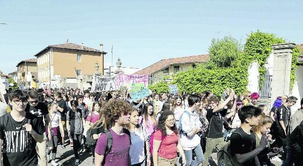 Gli studenti friulani tornano in piazza per salvare il clima