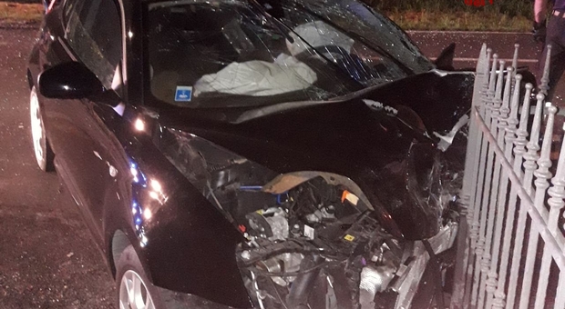 Scontro fra auto: morta automobilista 63enne, ferito il marito e altri due giovani