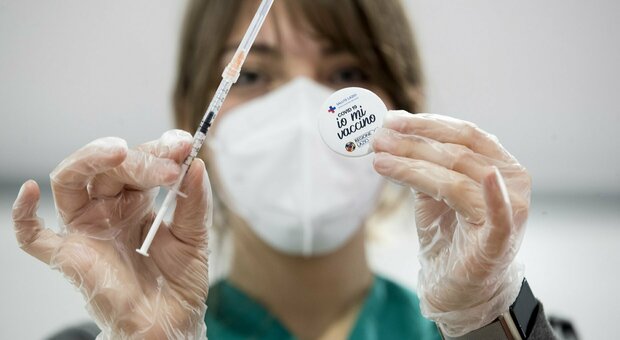 Vaccini, 210mila dosi in aprile. Saltamartini: «La fornitura è ancora debole». A breve la prenotazione dai 70 anni in su