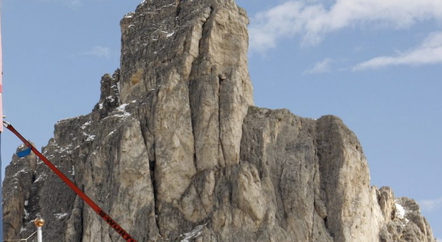 Alpinista sulle Dolomiti precipita per 40 metri e muore sul colpo sotto gli occhi della compagna