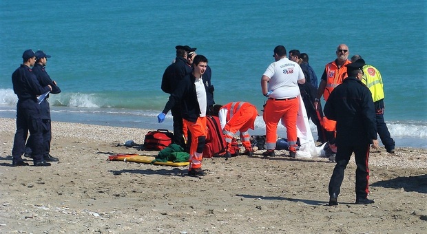 Porto Sant'Elpidio, mamma trovata morta in spiaggia, slitta il funerale