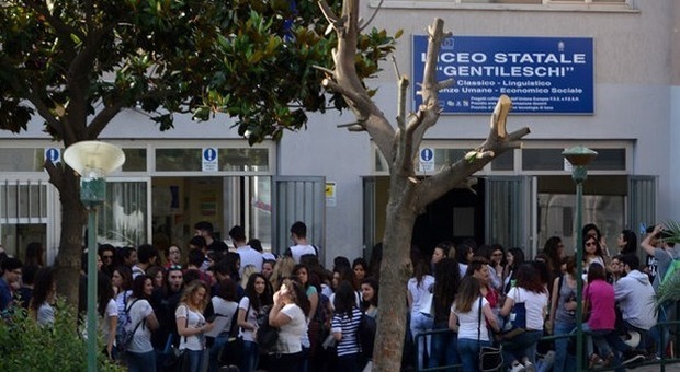 La denuncia dei genitori di Napoli: «I nostri figli esclusi dalla scuola per sorteggio»