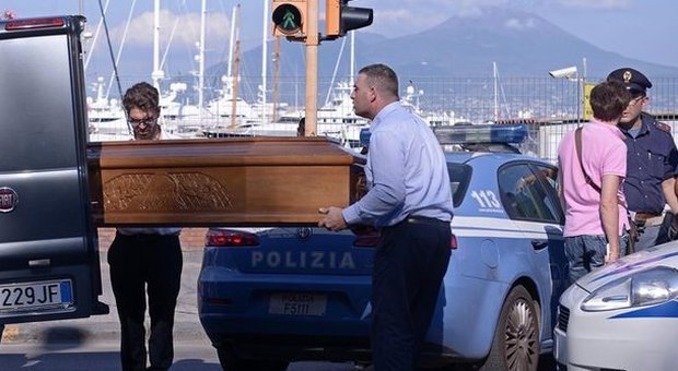 Napoli, cadavere in strada a Mergellina: choc davanti agli chalet