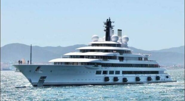 Putin, risolto il mistero dello yacht da 140 metri: ecco chi è il proprietario. A bordo c'è anche un sistema anti-droni