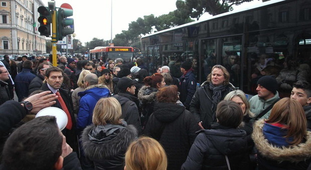 Atac, bus in strada con il Gps scollegato: tempi d'attesa falsati