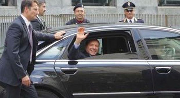 Berlusconi lascia il tribunale (foto Paolo Salmoirago - Ansa)