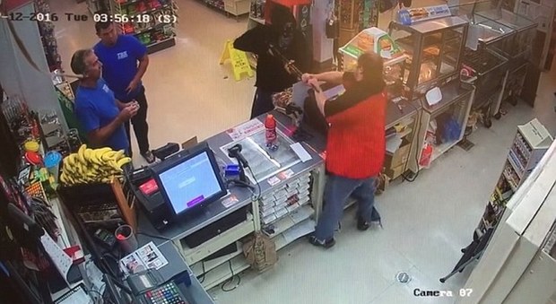 Una scena della tentata rapina ripresa dalla telecamera di sicurezza del supermarket (foto dal Dipartimento di Polizia di Frederick)