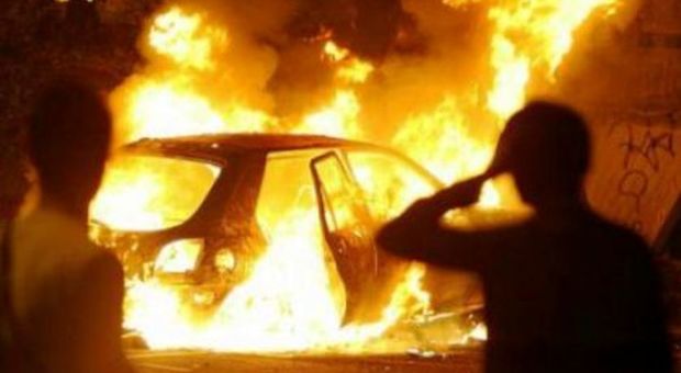 Pozzuoli: auto a fuoco, le fiamme sfiorano uno stabile. Choc tra i residenti