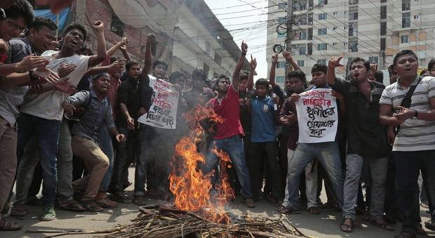 Le proteste degli studenti che reclamano l'arresto degli assassini