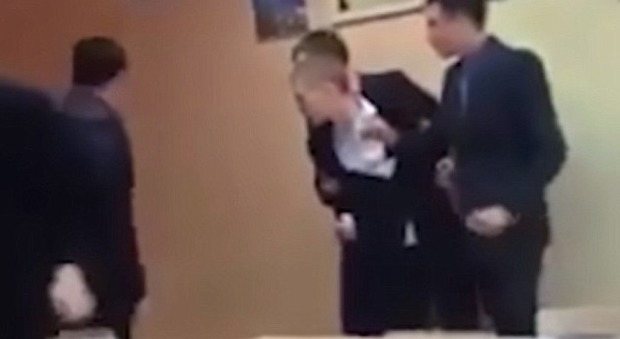 Russia, la compagna di classe gli fa uno scherzo: lui la massacra di botte durante la ricreazione